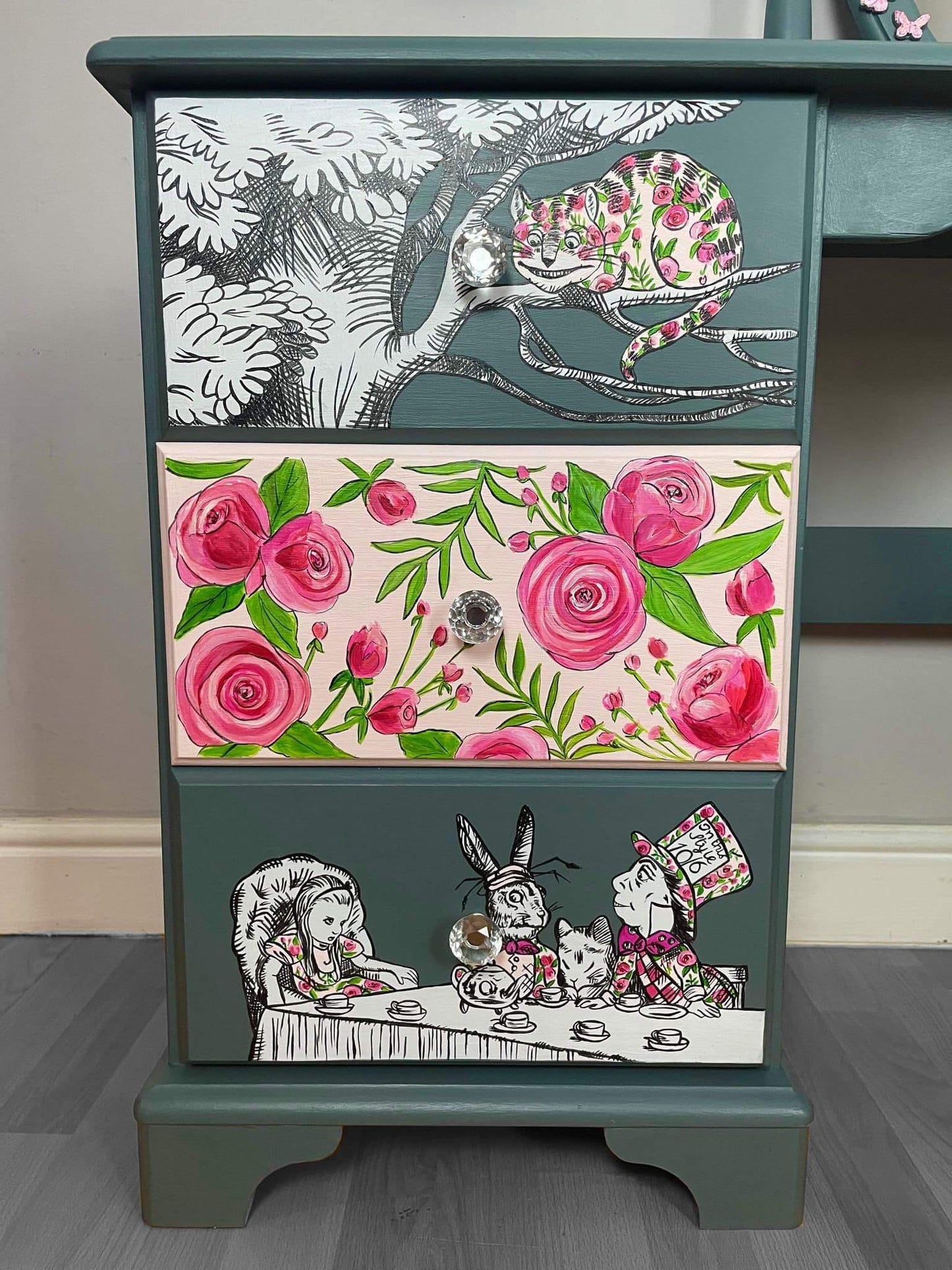 COMMISSION “Alice in Wonderland” – Hand‑Painted Dressing Table with Prima Butterfly Mirror