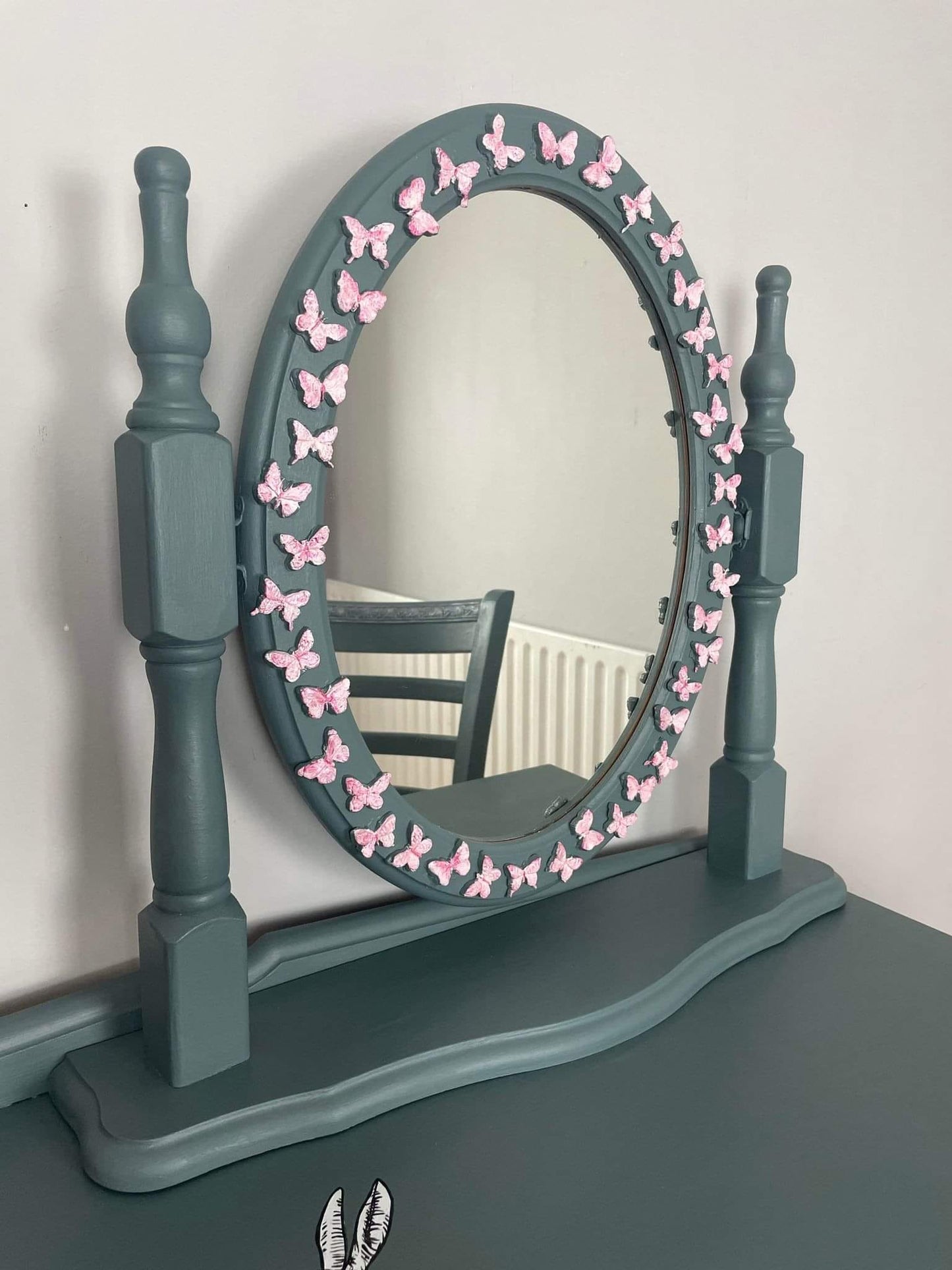 COMMISSION “Alice in Wonderland” – Hand‑Painted Dressing Table with Prima Butterfly Mirror