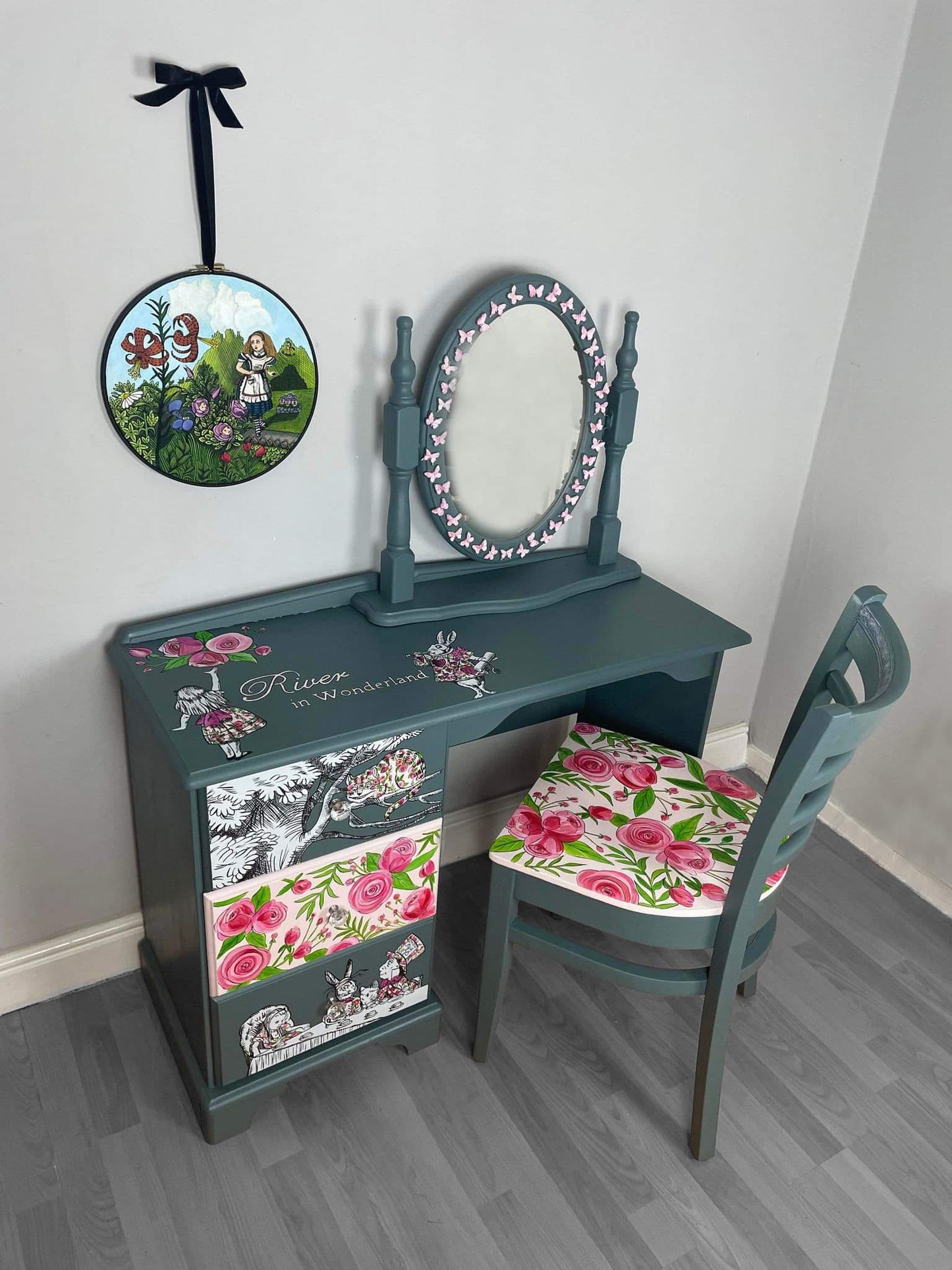 COMMISSION “Alice in Wonderland” – Hand‑Painted Dressing Table with Prima Butterfly Mirror