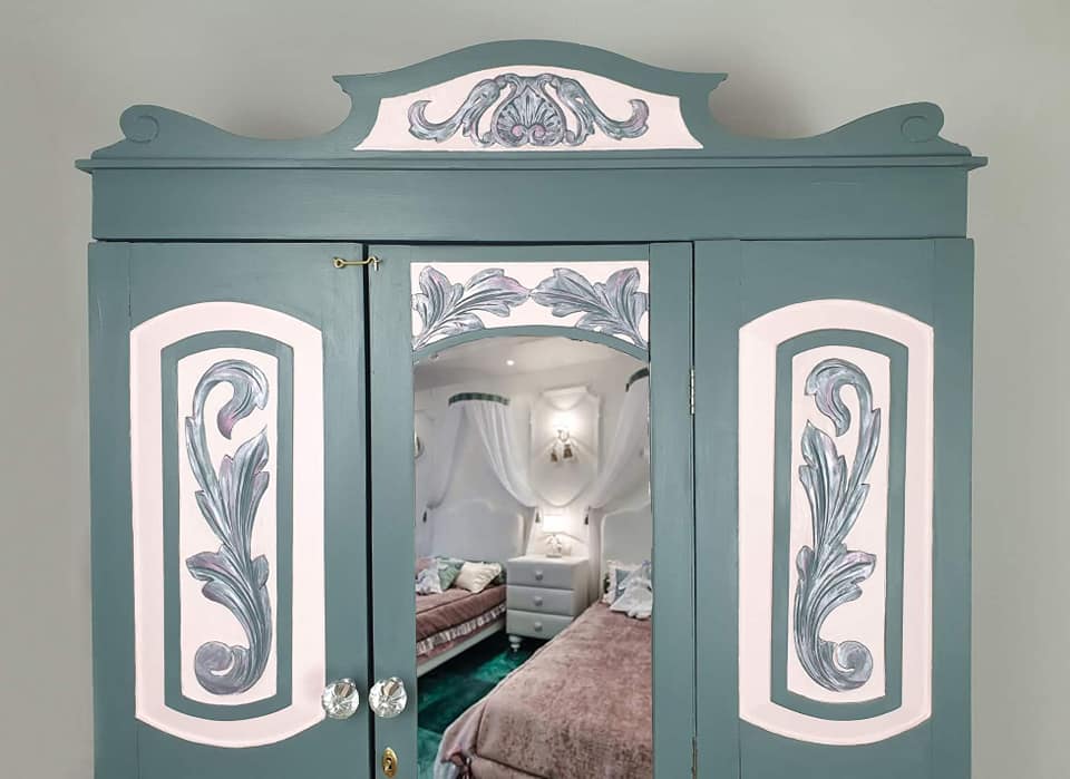 COMMISSION “Alice in Wonderland” – Hand‑Painted Wardrobe with Alice & White Rabbit Artistry