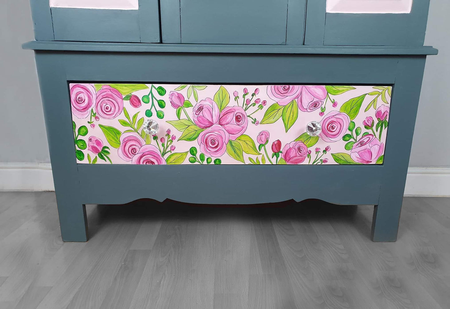 COMMISSION “Alice in Wonderland” – Hand‑Painted Wardrobe with Alice & White Rabbit Artistry