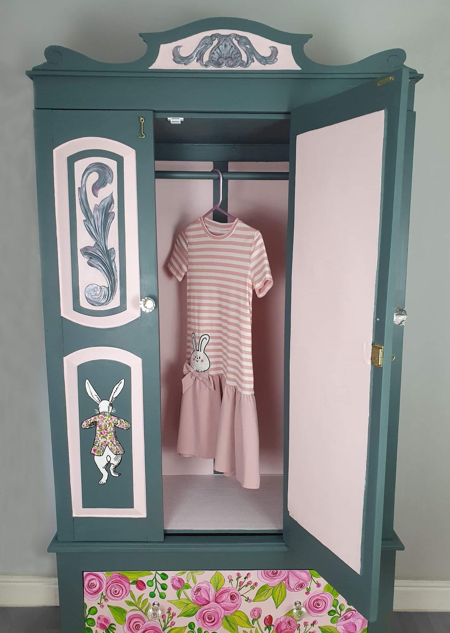 COMMISSION “Alice in Wonderland” – Hand‑Painted Wardrobe with Alice & White Rabbit Artistry